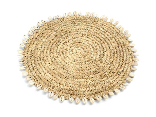 Onderzetter Skaavello Raffia Naturel met schelpdetail, rond geweven en naturel afgewerkt