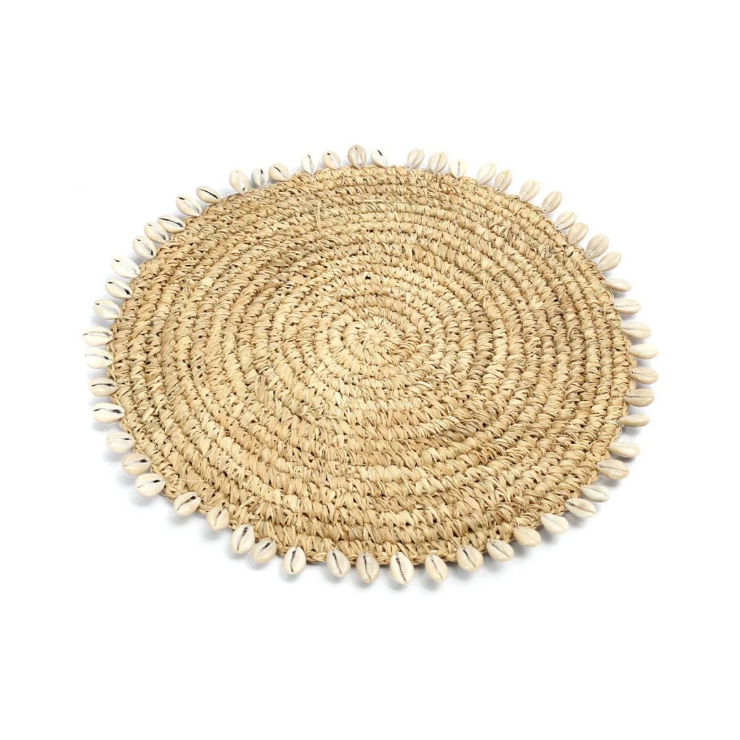 Onderzetter Skaavello Raffia Naturel met schelpdetail, rond geweven en naturel afgewerkt