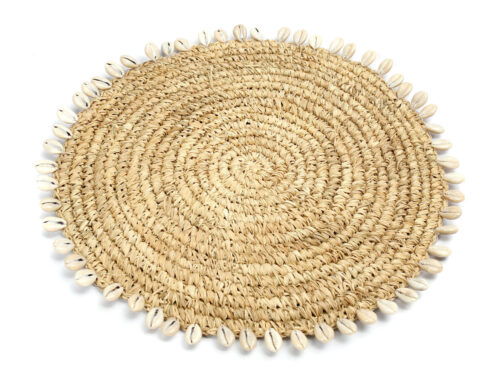 Placemat Preldone Raffia Naturel met schelprand, ronde naturel geweven placemat in eilandstijl
