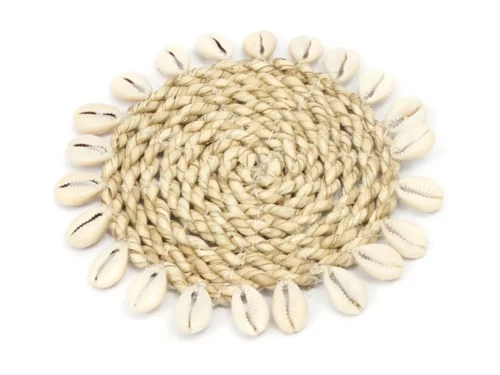 Ceinsos zeegras onderzetter naturel met schelprand, rond en decoratief voor een warme tafelsfeer