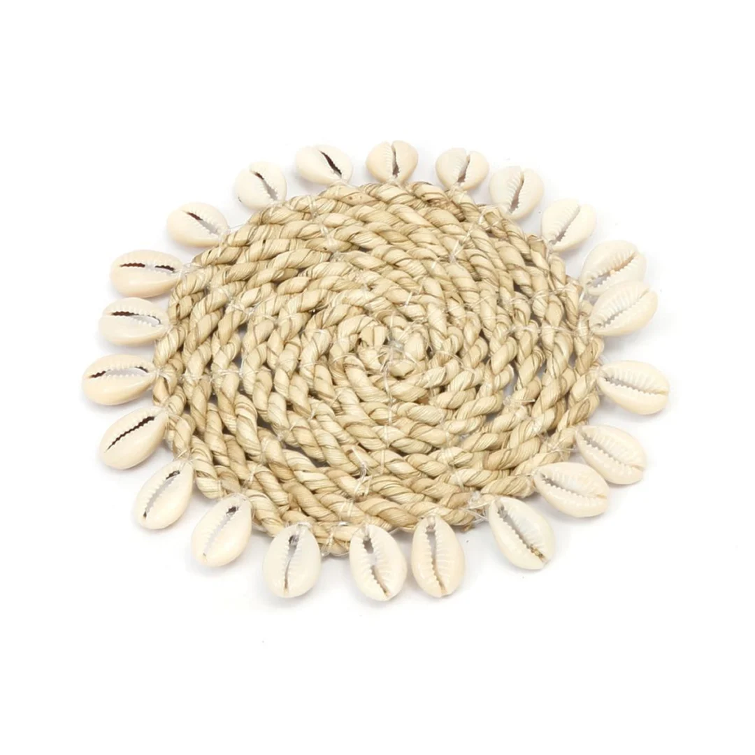 Ceinsos zeegras onderzetter naturel met schelprand, rond en decoratief voor een warme tafelsfeer