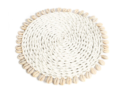 Onderzetter Tronsum van naturel zeegras met schelpenrand, handgemaakt en rond voor een rustige eilandstijl
