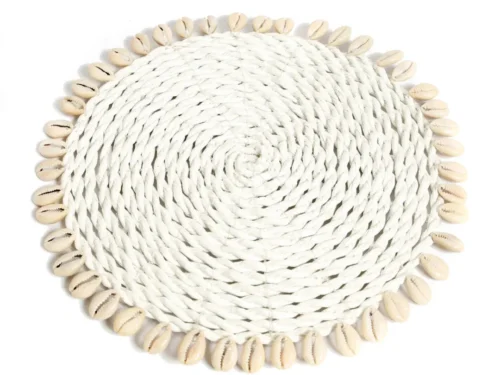 Onderzetter Grinto van wit zeegras met schelprand, rond en natuurlijk voor een stijlvolle tafel