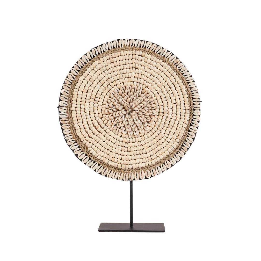 Woonaccessoire Kollu Naturel op standaard, rond schelpdesign in natuurlijk wit met organische uitstraling