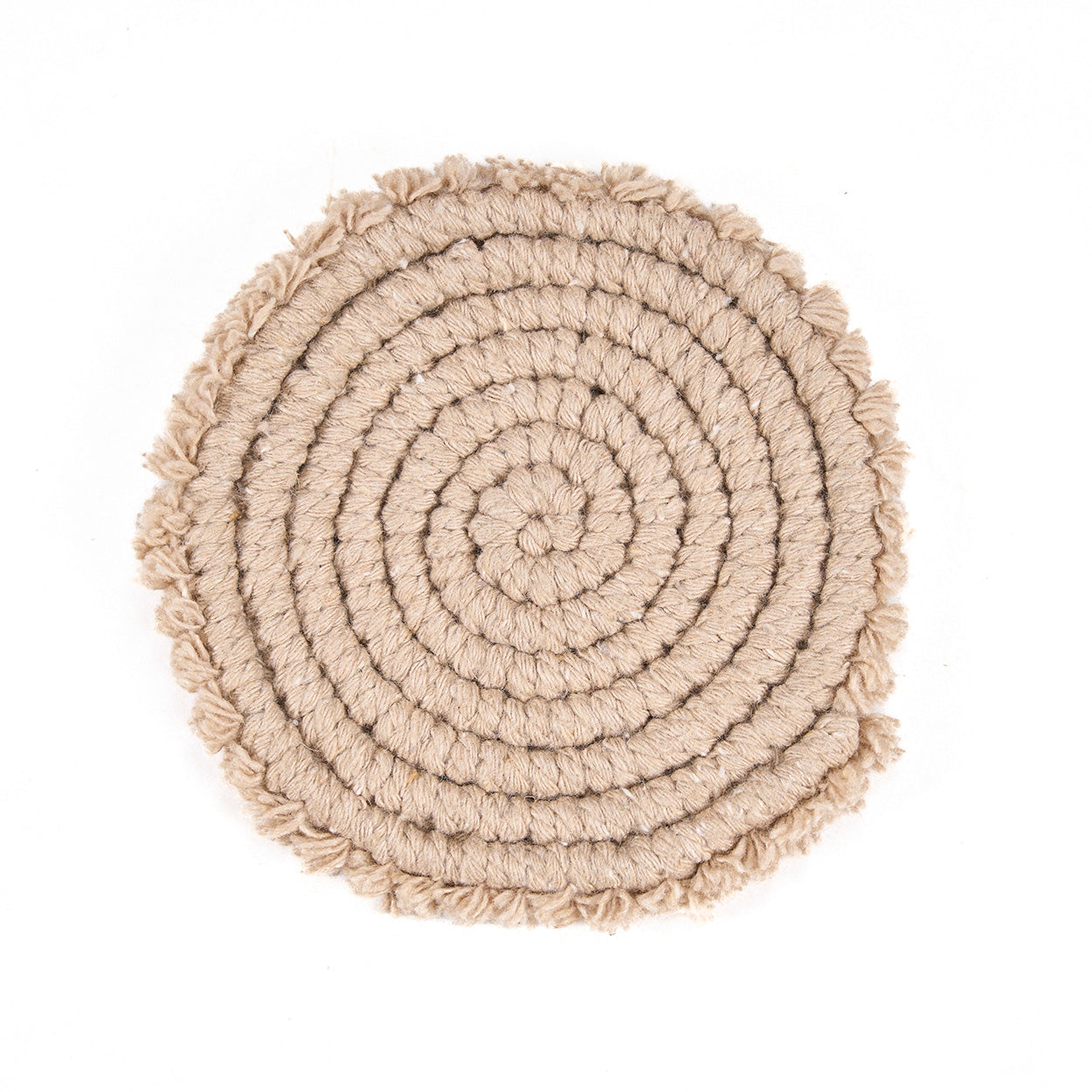 Priltaro beige katoenen onderzetter met handgemaakte spiraalstructuur en zachte, natuurlijke uitstraling