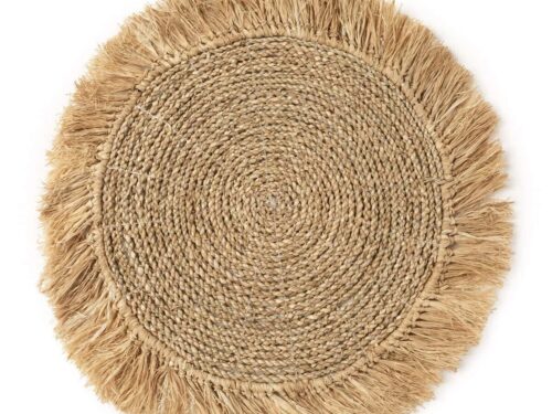 Placemat Baatira zeegras naturel met ronde gevlochten vorm en speelse raffia franjes