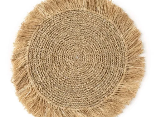 Placemat Baatira zeegras naturel met ronde gevlochten vorm en speelse raffia franjes