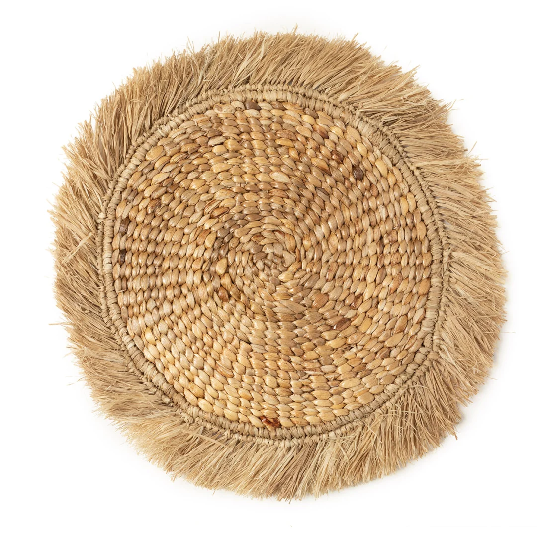 Placemat Klamik Waterhyacint Naturel met handgeweven ronde vorm en speelse rafelrand