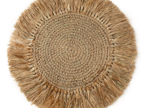 Placemat Sigrid raffia naturel met ronde vorm en speelse franjes voor een tropische tafelsfeer