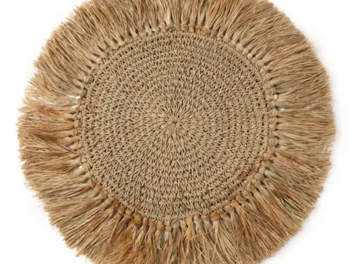 Placemat Sigrid raffia naturel met ronde vorm en speelse franjes voor een tropische tafelsfeer