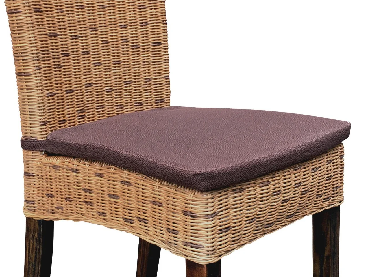 Kussen Tientia Bruin 43 x 42 cm op rattan stoel, zachte microvezelhoes in prairie brown