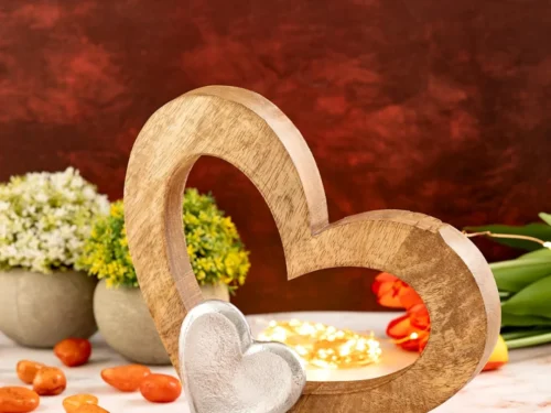 Beeld Coonil Hout, handgemaakt mangohouten hart met aluminium inzet, warm en sfeervol woonaccessoire