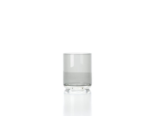 Mok Kiltor Glas Grijs van rookgrijs gerecycled glas met compacte, stijlvolle vorm