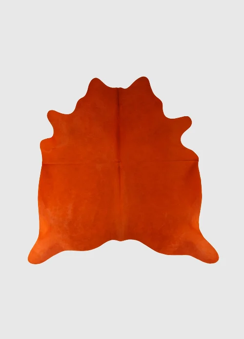 Koeienhuid Jolvan Oranje, oranje vloerkleed met natuurlijke vorm en opvallend karakter