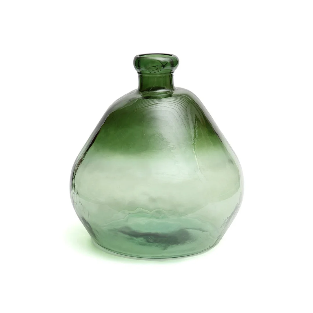 Vaas Keiller van gerecycled groen glas met zachte, sculpturale vorm en rustige uitstraling