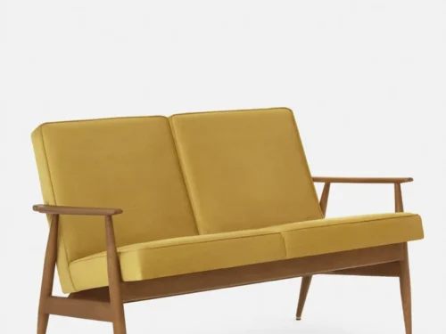 Bank Goonnis Velvet mosterdgeel met houten frame en slanke armleuningen