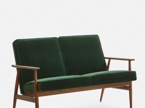 Bank Lummor Velvet, donkergroene tweezitsbank met houten frame en slanke armleuningen
