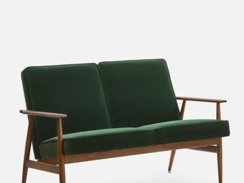 Bank Lummor Velvet, donkergroene tweezitsbank met houten frame en slanke armleuningen