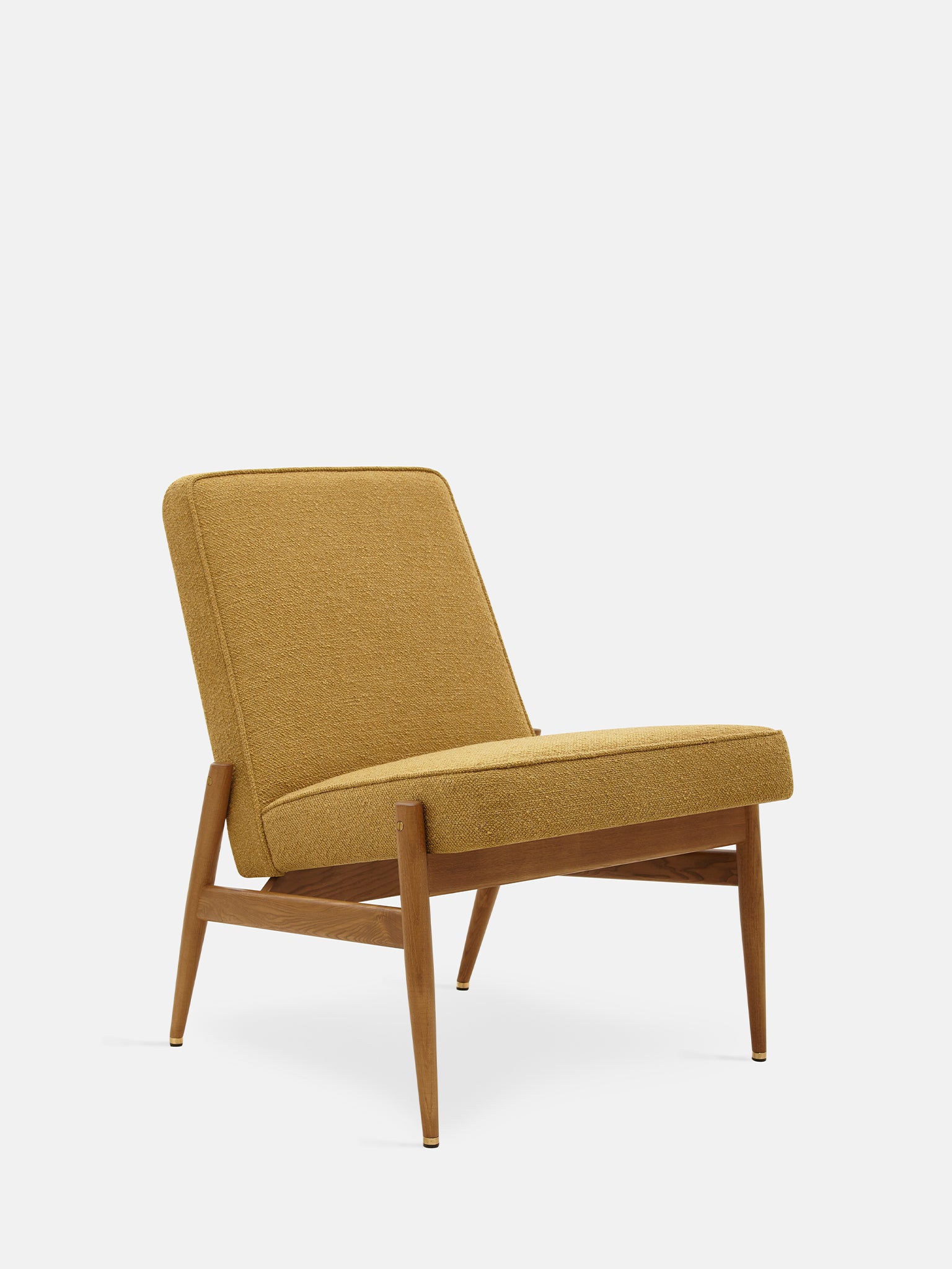 Fauteuil Treentone Bouclé mosterdgeel met houten frame en retro 60s design