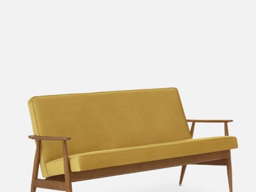 Bank Raundona velvet mosterdgeel met houten armleuningen en slanke poten, modern retro design