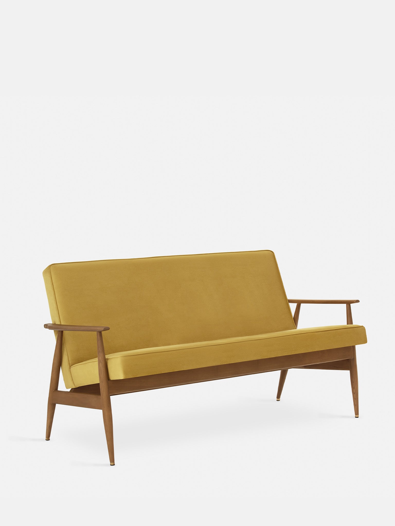 Bank Raundona velvet mosterdgeel met houten armleuningen en slanke poten, modern retro design