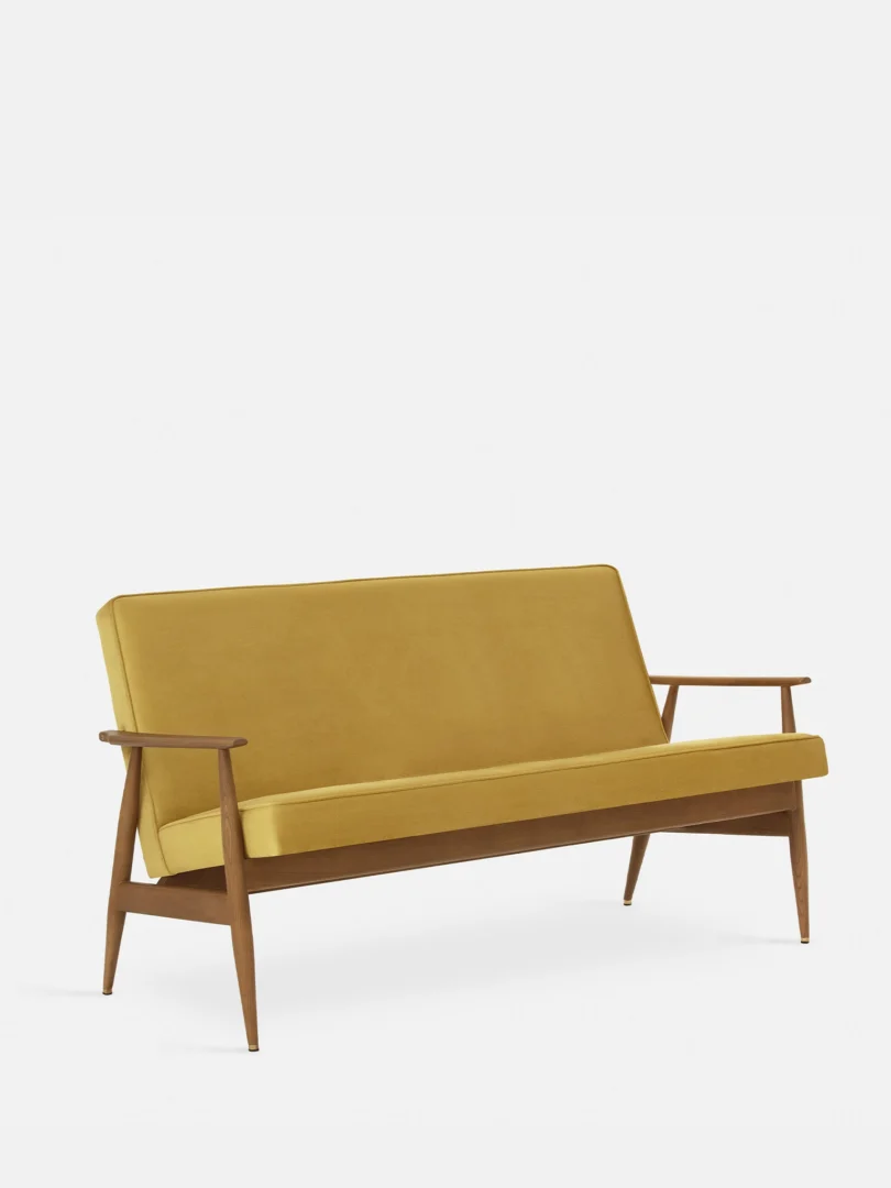Bank Raundona velvet mosterdgeel met houten armleuningen en slanke poten, modern retro design
