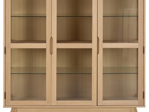 Vitrinekast Heinnea 140 cm met eikenfineer, drie glazen deuren en verstelbare planken, licht op houten poten