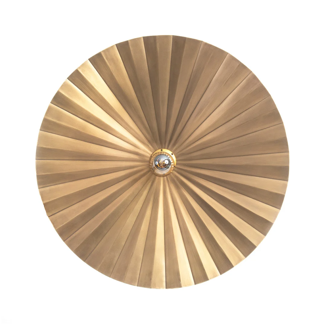 Wandlamp Ciellol messing met ronde, geribbelde metalen kap en elegante warme uitstraling