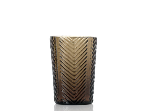 Beeld Giemang Glas, rookkleurig tumblerglas met herringbone-reliëf en warme bruintint
