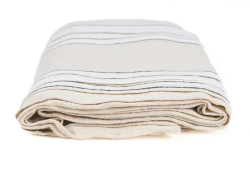 Tafelkleed Rosia Naturel 150x250 cm, opgevouwen linnen met naturel-zwart-witte strepen voor een rustige eettafel