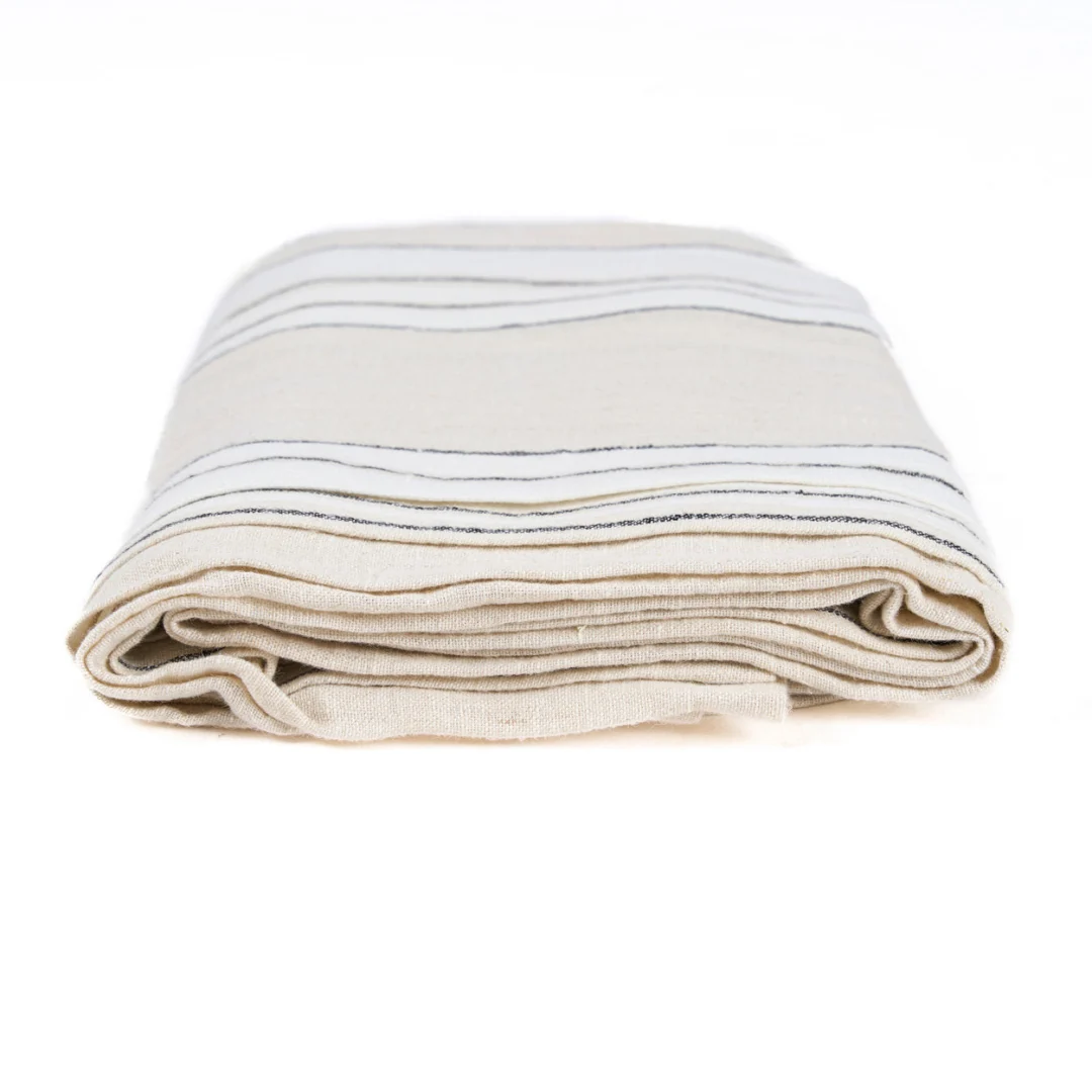 Tafelkleed Rosia Naturel 150x250 cm, opgevouwen linnen met naturel-zwart-witte strepen voor een rustige eettafel