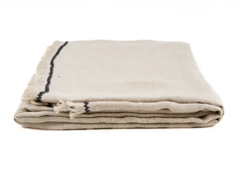 Briedo Naturel tafelkleed 150x250 cm van linnen, naturel kleur met zwarte streep en franjes, opgevouwen