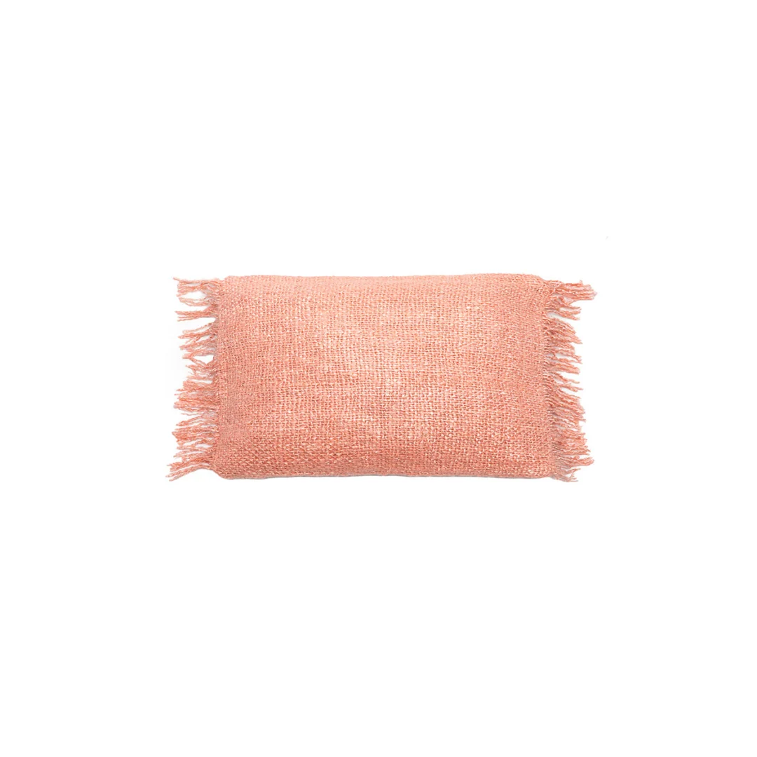 Slessino roze kussenhoes 30x50 cm van katoen met rijke textuur en speelse boho-franjes