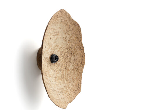 Wandlamp Brerond Papier met modderkleurige papier-maché afwerking en sculpturale, natuurlijke vorm