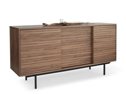Dressoir Doolvak Zwart van notenhoutfineer met zwarte metalen poten en schuifdeuren voor opbergruimte