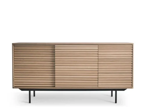 Dressoir Hestis Naturel met essenfineer, schuifdeuren en zwart metalen onderstel in warme houtlook