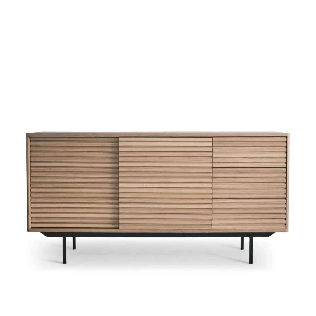 Dressoir Hestis Naturel met essenfineer, schuifdeuren en zwart metalen onderstel in warme houtlook