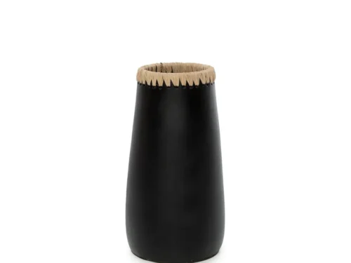 Vaas Geirrund zwart met raffia rand, slanke terracotta vorm voor een natuurlijke, stijlvolle look