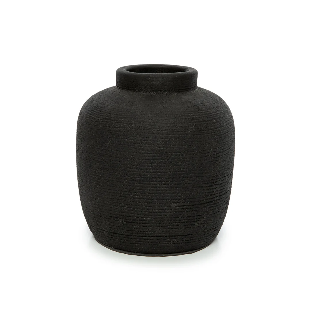 Vaas Flenano Zwart van terracotta, compact met peaky vorm en stijlvolle matte afwerking