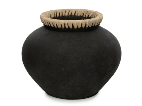Vaas Keirel Raffia Zwart, zwarte terracotta vaas met naturel raffia rand en organische vorm