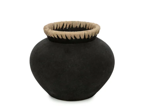 Vaas Rodena Raffia Zwart H23 cm, ronde terracotta vaas met naturel raffia rand en matte afwerking
