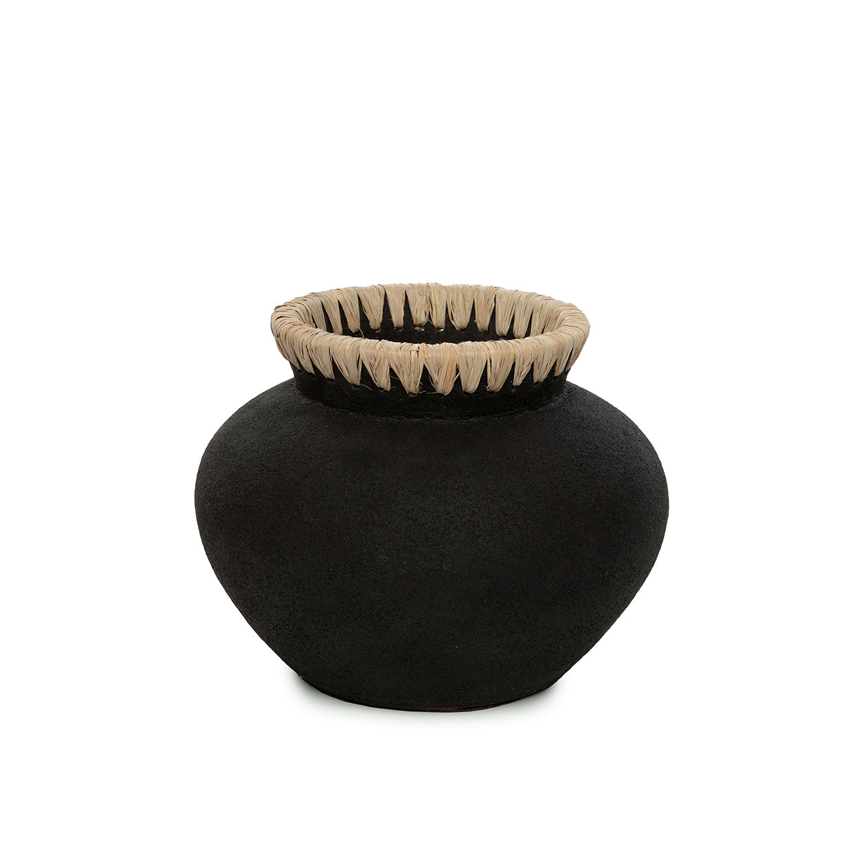 Vaas Selma Raffia zwart met naturel raffia rand, ronde terracotta vorm voor een warme, natuurlijke uitstraling