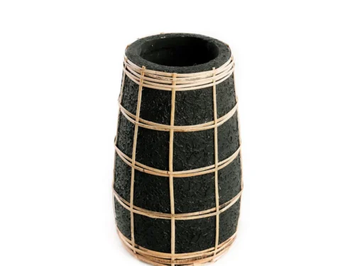 Vaas Boolvaro Rotan Zwart met zwarte terracotta look en natuurlijke rotan afwerking