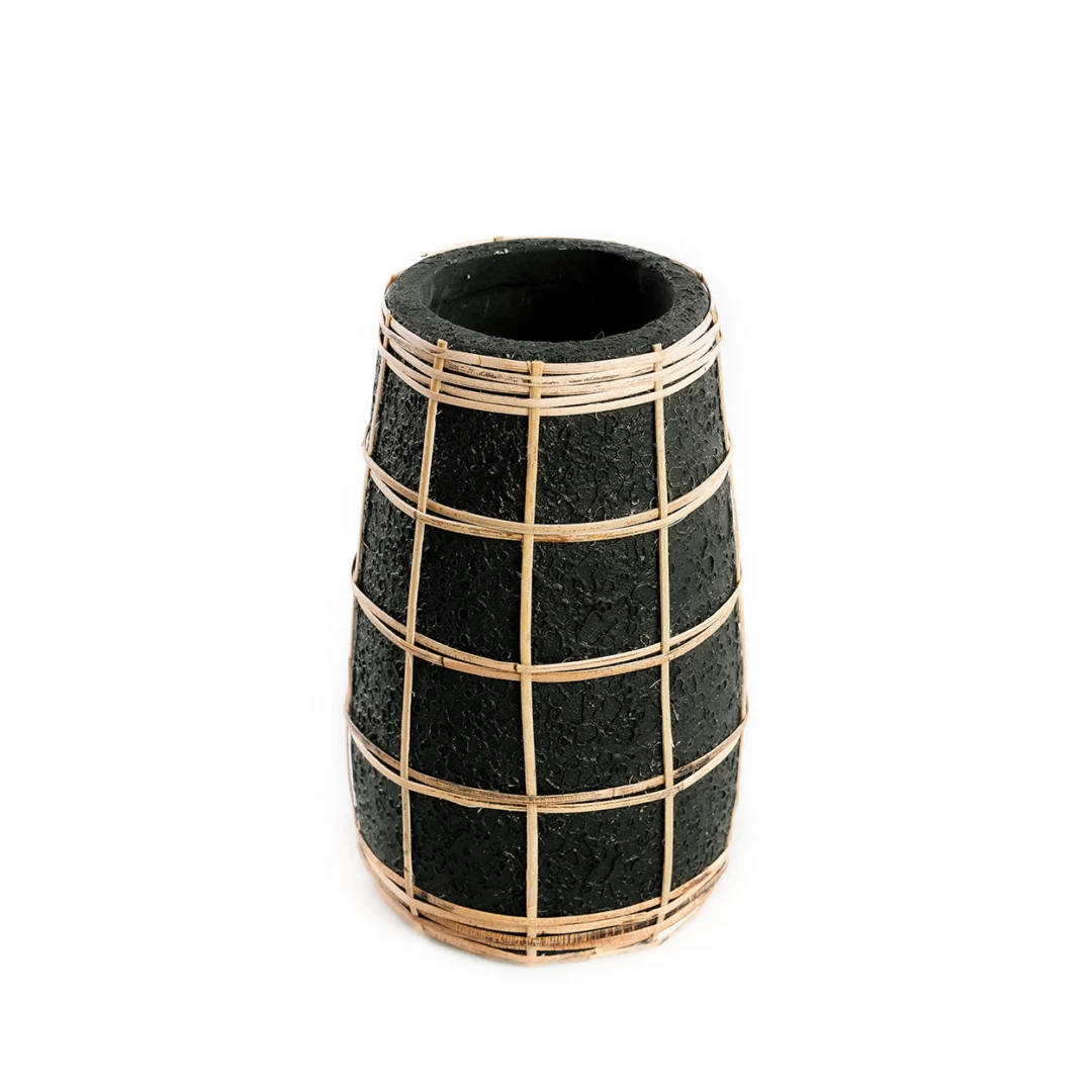 Vaas Boolvaro Rotan Zwart met zwarte terracotta look en natuurlijke rotan afwerking