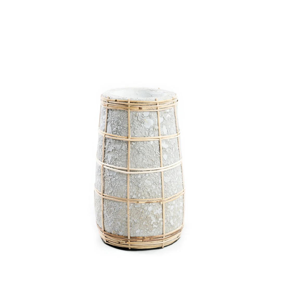 Vaas Raurrea Rotan Naturel H22 cm, terracotta vaas met rotan detail en natuurlijke betonkleur