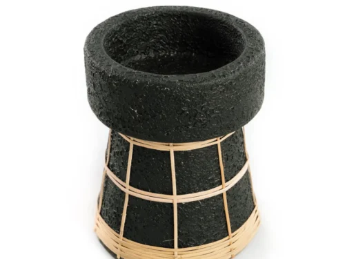 Kaarsenhouder Tratos zwart terracotta met rotan rooster en compacte, warme uitstraling