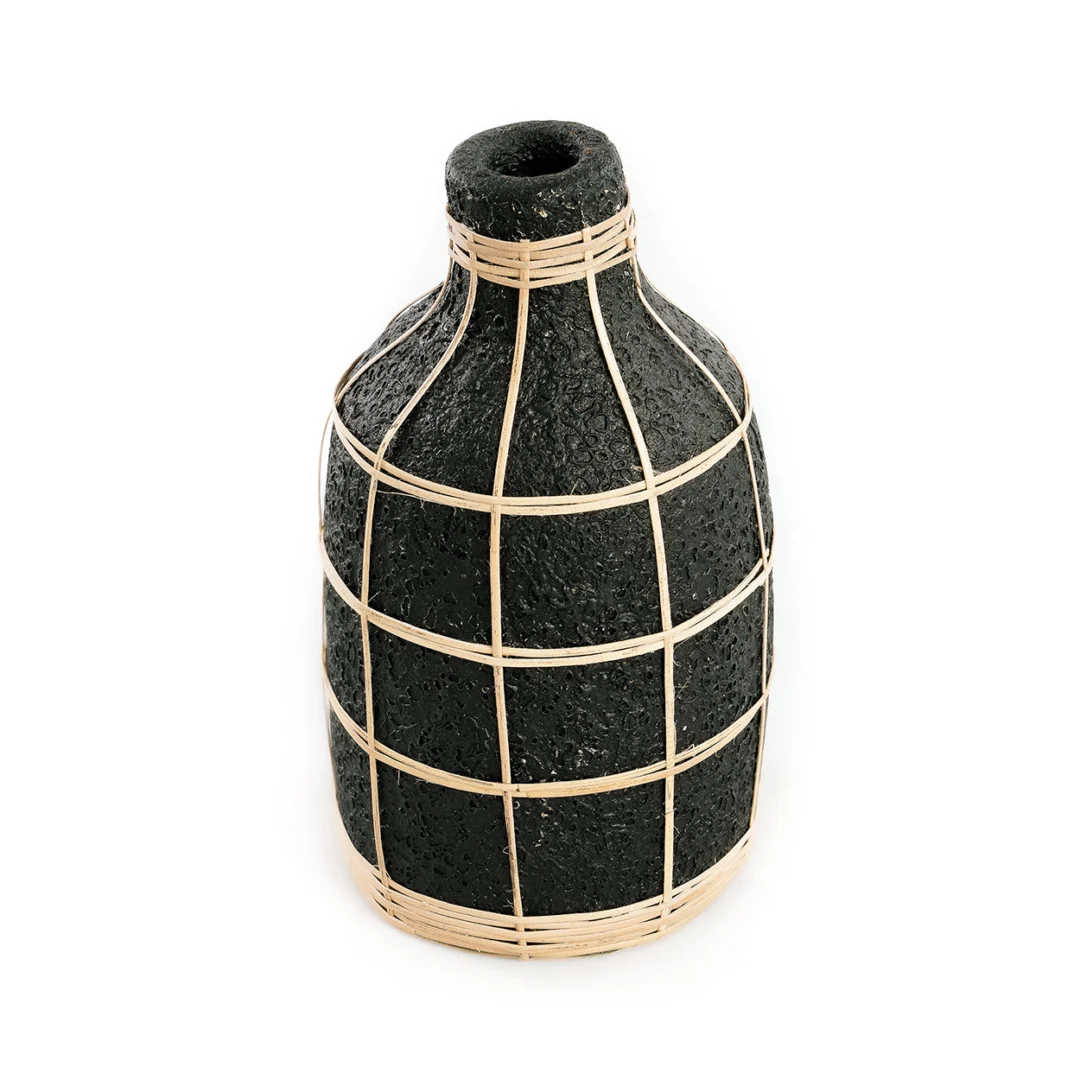 Vaas Praassoro Rotan Zwart, zwart naturel terracotta met rotan accenten en elegante gekromde vorm