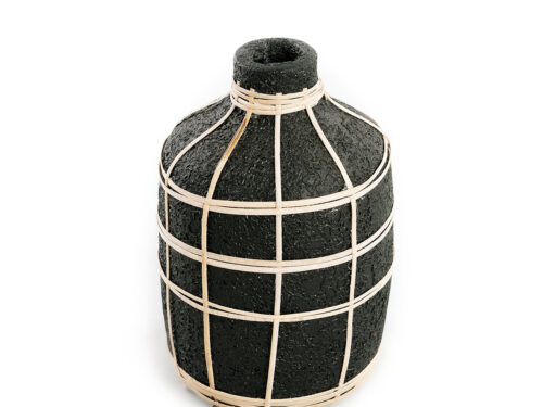 Vaas Heldar Rotan Zwart, zwarte terracotta vaas met naturel rotan en ronde decoratieve vorm