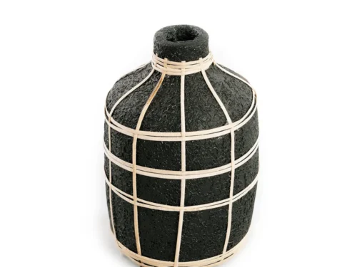 Vaas Heldar Rotan Zwart, zwarte terracotta vaas met naturel rotan en ronde decoratieve vorm