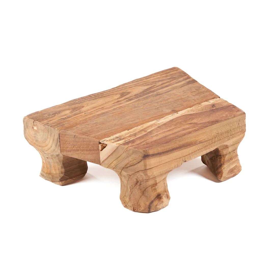 Dienblad Slaundin teak naturel met verhoogde pootjes en warme houtnerf